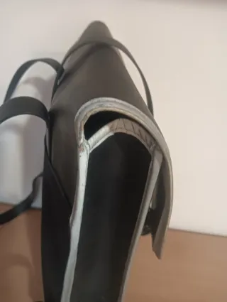 Mochila Rains Negra con detalles plateados. 40x28.