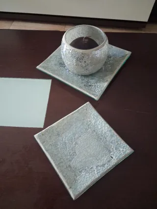 Bandeja decorativa de cristal plateado con vela.