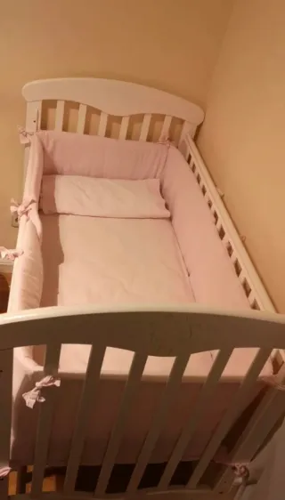 Cuna + colchón + sábanas + protector
