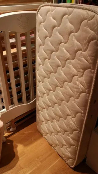 Cuna + colchón + sábanas + protector