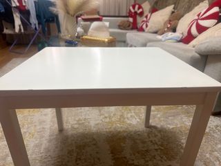Mesa de madera blanca