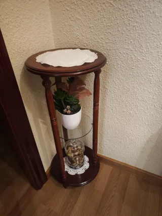 Mueble esquinero de madera y cristal