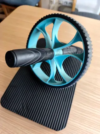 Set de gimnasio: Rueda abdominal, mancuernas