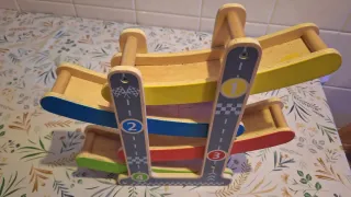 Pista de madera con coches