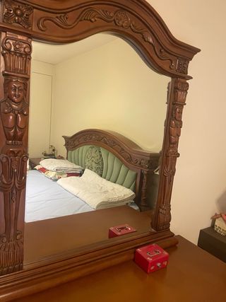 Mueble de madera con espejo