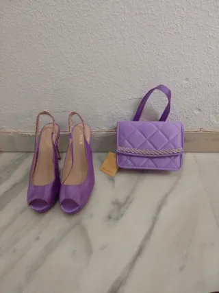 Sandalias y bolso raso malva