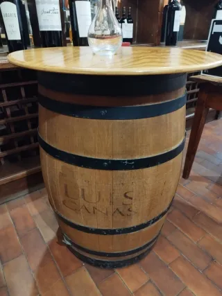 Barriles mesa con ruedas y argolla para encadenar