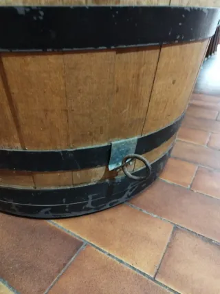 Barriles mesa con ruedas y argolla para encadenar