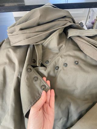 Gabardina beige/verde con bufanda