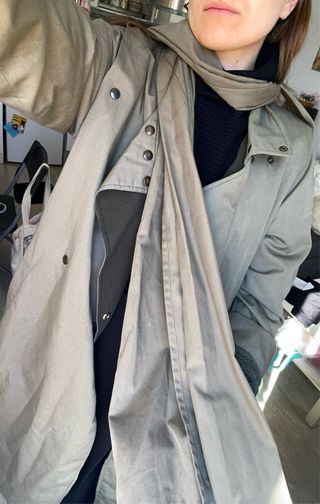 Gabardina beige/verde con bufanda