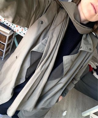 Gabardina beige/verde con bufanda