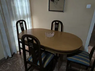 Mesa de comedor con 4 sillas