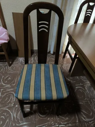 Mesa de comedor con 4 sillas