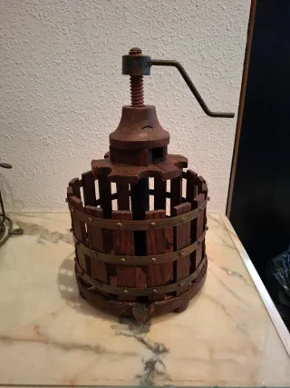 Botellero de vino de madera antiguo