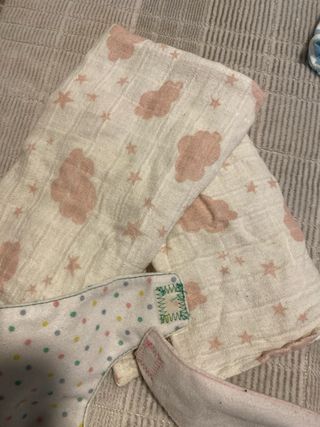 Dos mantitas algodon mas pañales tela muñecos.