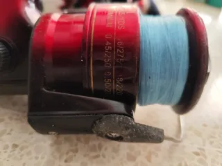 Carrete de pesca rojo