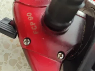 Carrete de pesca rojo