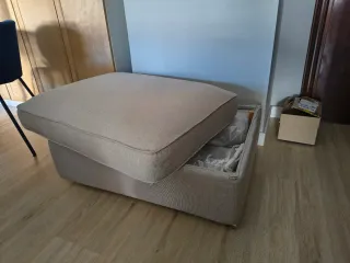 Reposapiés KIVIK beige con almacenaje