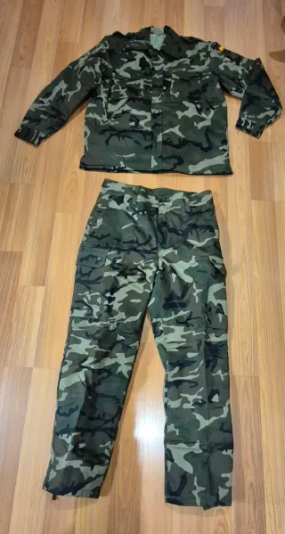 Uniforme de frio. Boscoso. Original y  Nuevo.