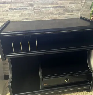 Mueble TV negro con compartimentos