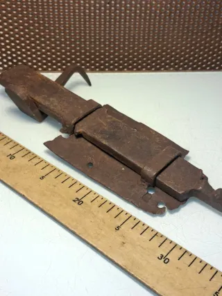 Cerrojo antiguo de hierro forjado