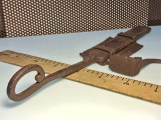 Cerrojo antiguo de hierro forjado