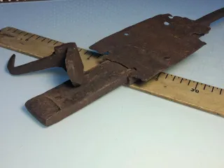 Cerrojo antiguo de hierro forjado