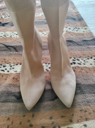 Botín calcetín beige tacón fino