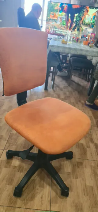 Silla de escritorio naranja y negra