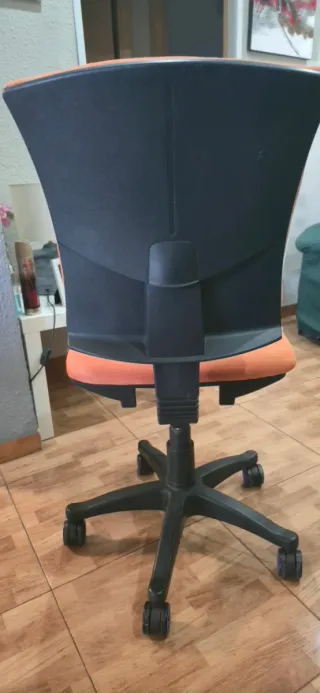 Silla de escritorio naranja y negra
