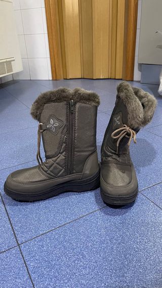 Botas de nieve forradas de mujer para nieve.