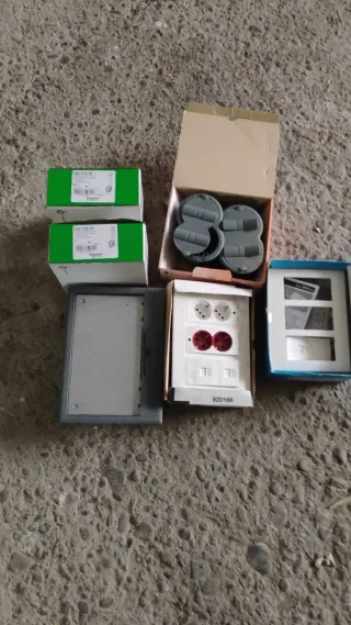 Tomas de corriente y datos Schneider