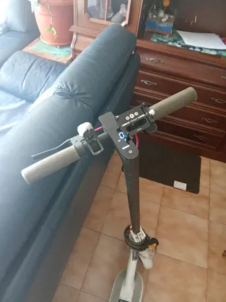 Patinete eléctrico blanco