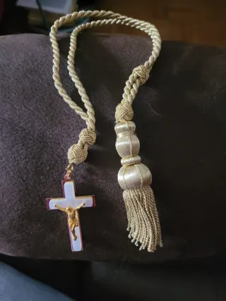 Crucifijo Dorado con Borla.  Primera comunión