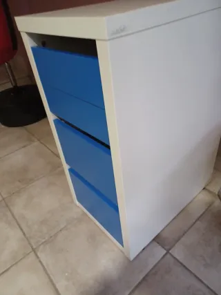 Cajonera blanca con cajones azules