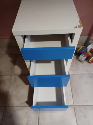 Cajonera blanca con cajones azules