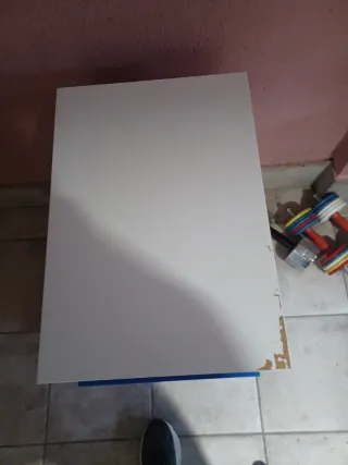 Cajonera blanca con cajones azules