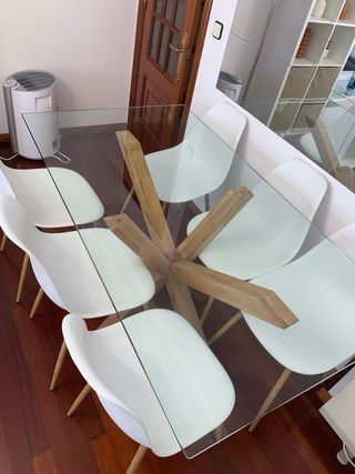 Mesa cristal y 6 sillas blancas
