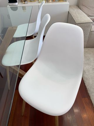 Mesa cristal y 6 sillas blancas