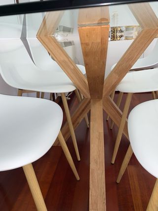 Mesa cristal y 6 sillas blancas