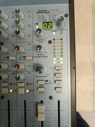 Mesa de mezclas alesis multimix 16 usb