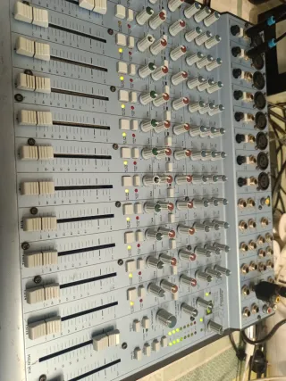 Mesa de mezclas alesis multimix 16 usb