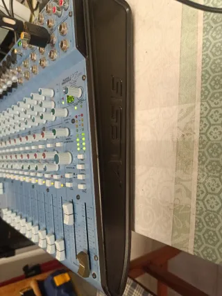 Mesa de mezclas alesis multimix 16 usb