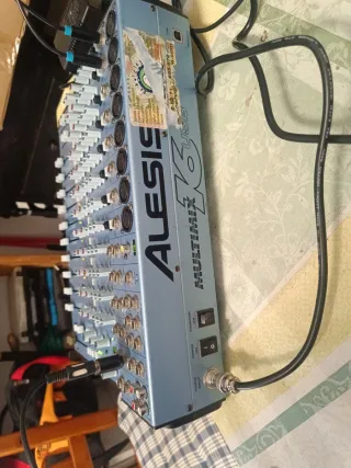 Mesa de mezclas alesis multimix 16 usb