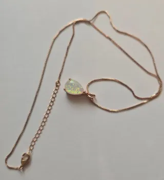 Colgante de ópalo con cadena dorada