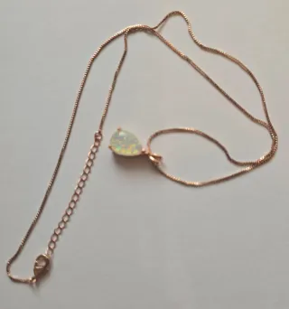 Colgante de ópalo con cadena dorada
