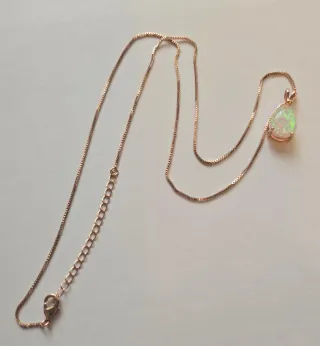 Colgante de ópalo con cadena dorada