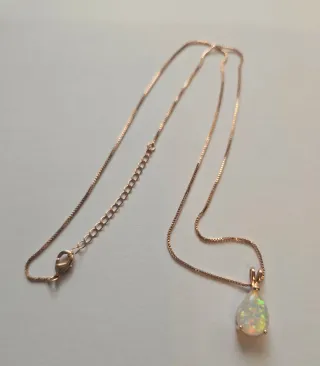Colgante de ópalo con cadena dorada