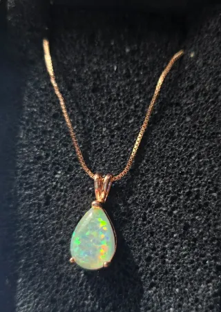 Colgante de ópalo con cadena dorada