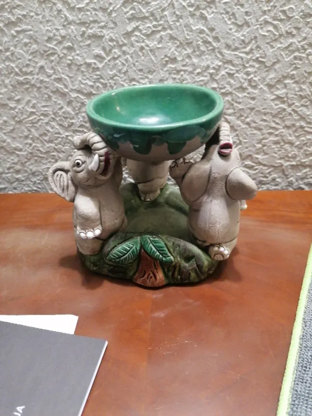 Cuenco de cerámica con elefantes